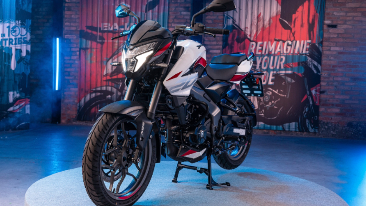 Por R$ 20.900, a nova Bajaj Dominar NS 200 2026 vem com painel digital, GPS integrado, USB e freios ABS de duplo canal de fábrica