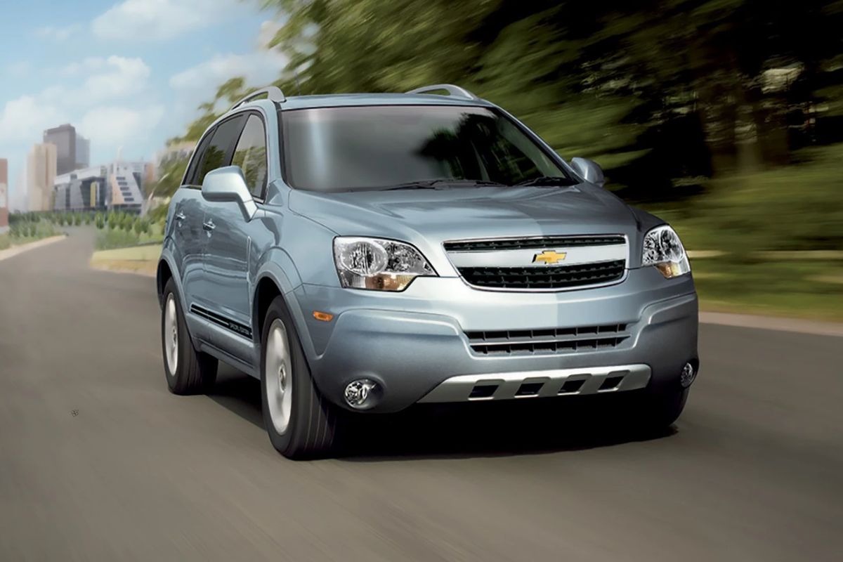 Preço de SUV compacto compra Chevrolet Captiva Sport 2014 usado com porta-malas de 821 litros e nível de conforto elevado