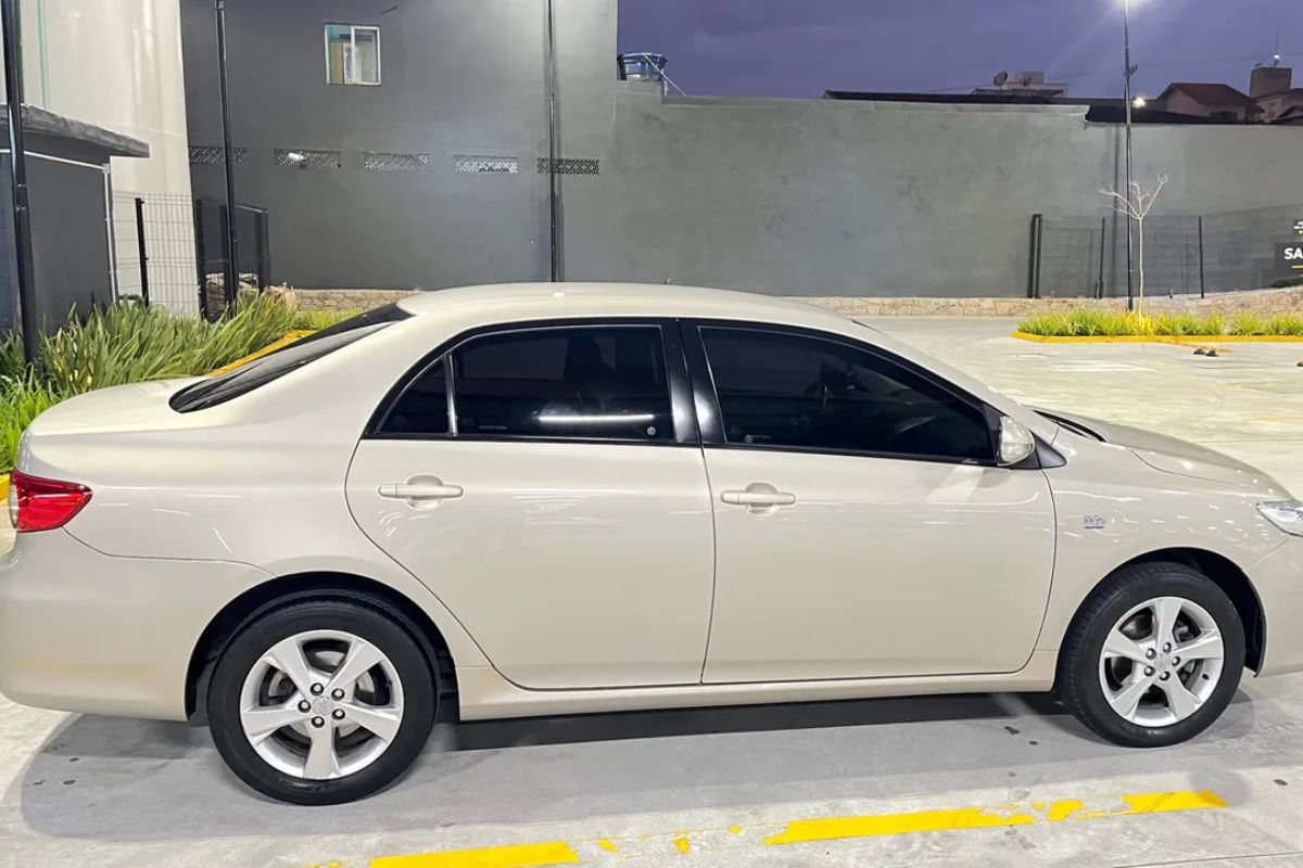Corolla 2014 volta ao radar como escolha segura para quem quer sedã bom e barato