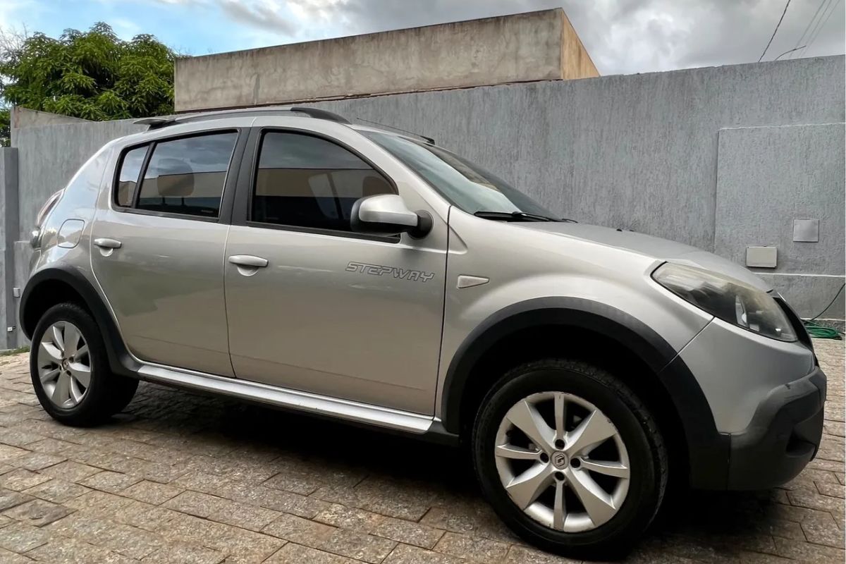 Renault Sandero Stepway 2013 usado combina rack de teto, rodas de 16” e visual robusto com preço de carro urbano