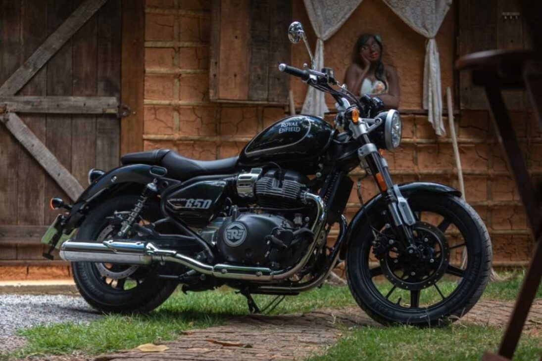 Royal Enfield Super Meteor 650 Astral 2024 rueda hasta 32 km/l y enfrenta largos viajes con comodidad de sobra