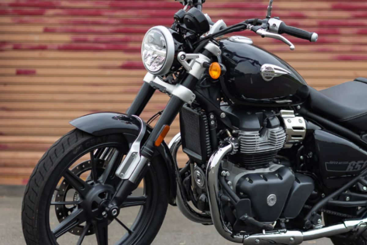 5. Super Meteor 650 Astral 2024 tem LED, painel Tripper e motor bicilíndrico por menos que muitas naked 300