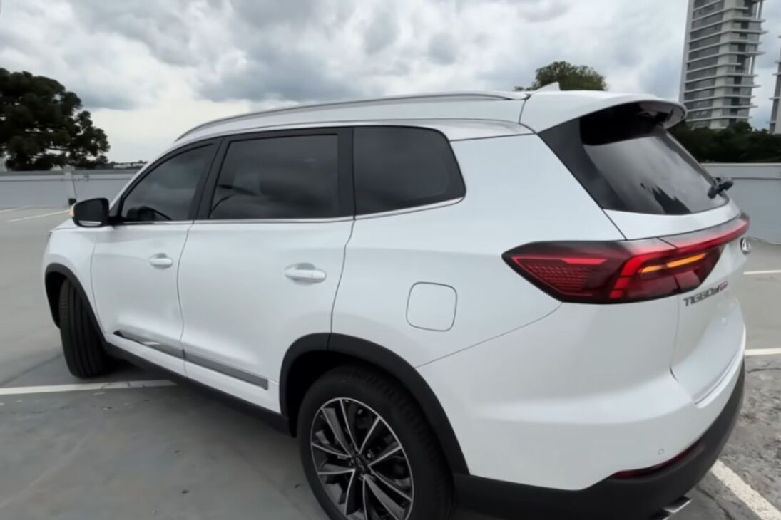 SUV Caoa Chery Tiggo 8 PRO 2026 rueda 12,5 km/l en la carretera con motor 1.6 turbo de 187 cv y pesa casi 1,7 toneladas