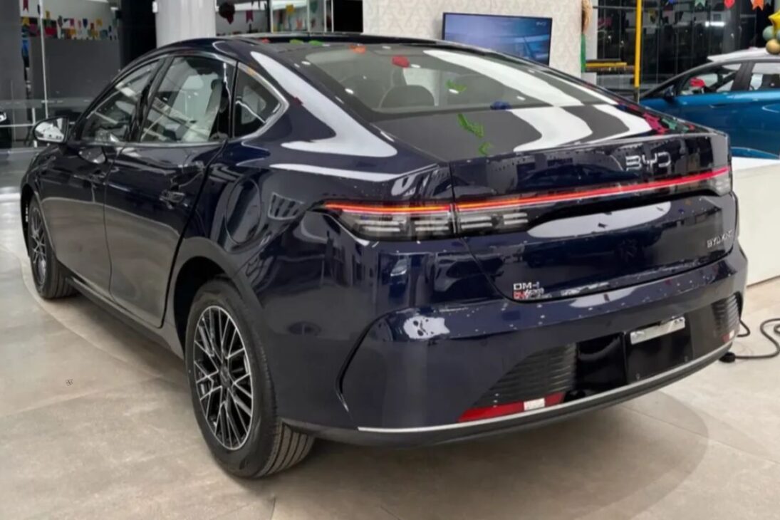 Sedán Híbrido de BYD de 209 cv Rueda 1.200 km con una Carga y Custa R$ 22 Mil Menos que Corolla
