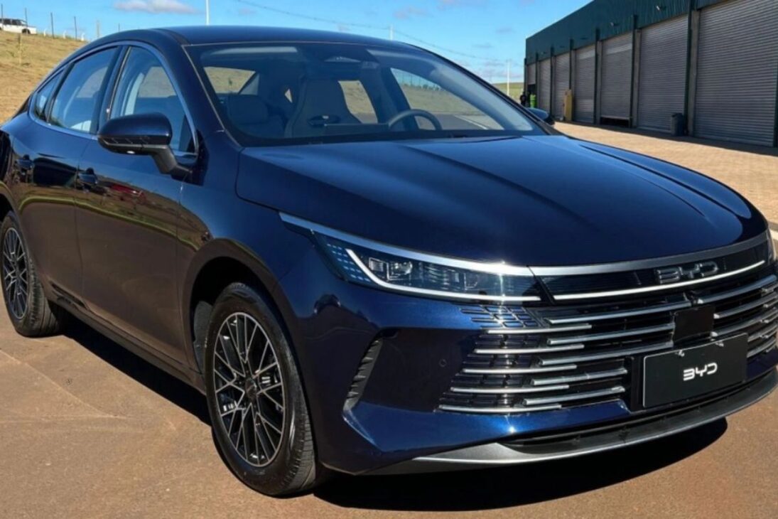 Sedán Híbrido de BYD de 209 cv Rueda 1.200 km con una Carga y Custa R$ 22 Mil Menos que Corolla