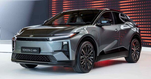 Toyota C-HR+ elétrico estreia em 2026 com até 340 cv, autonomia de 525 km e recarga rápida para disputar espaço com o Volvo EX30 no segmento dos compactos premium