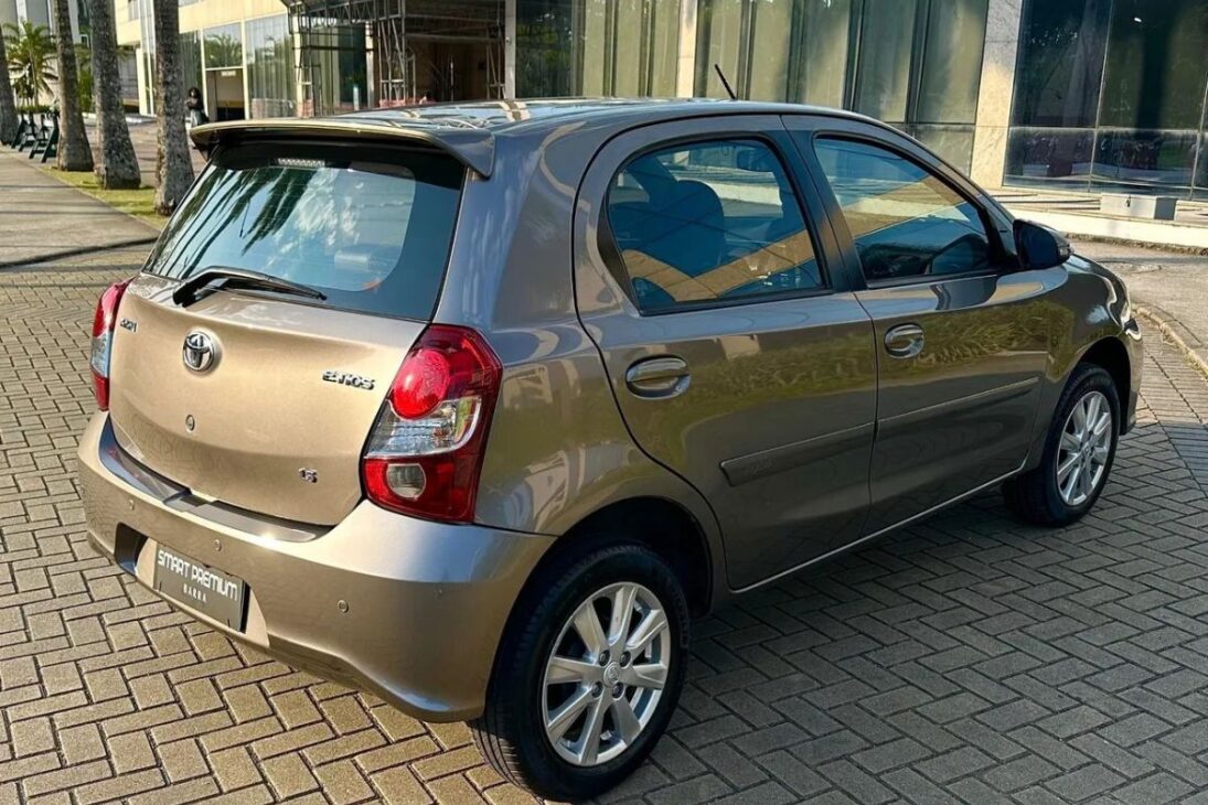 Toyota Etios roda até 14 km por litro e custa só R$ 35 mil em versões de entrada no mercado de usados do Brasil em 2025