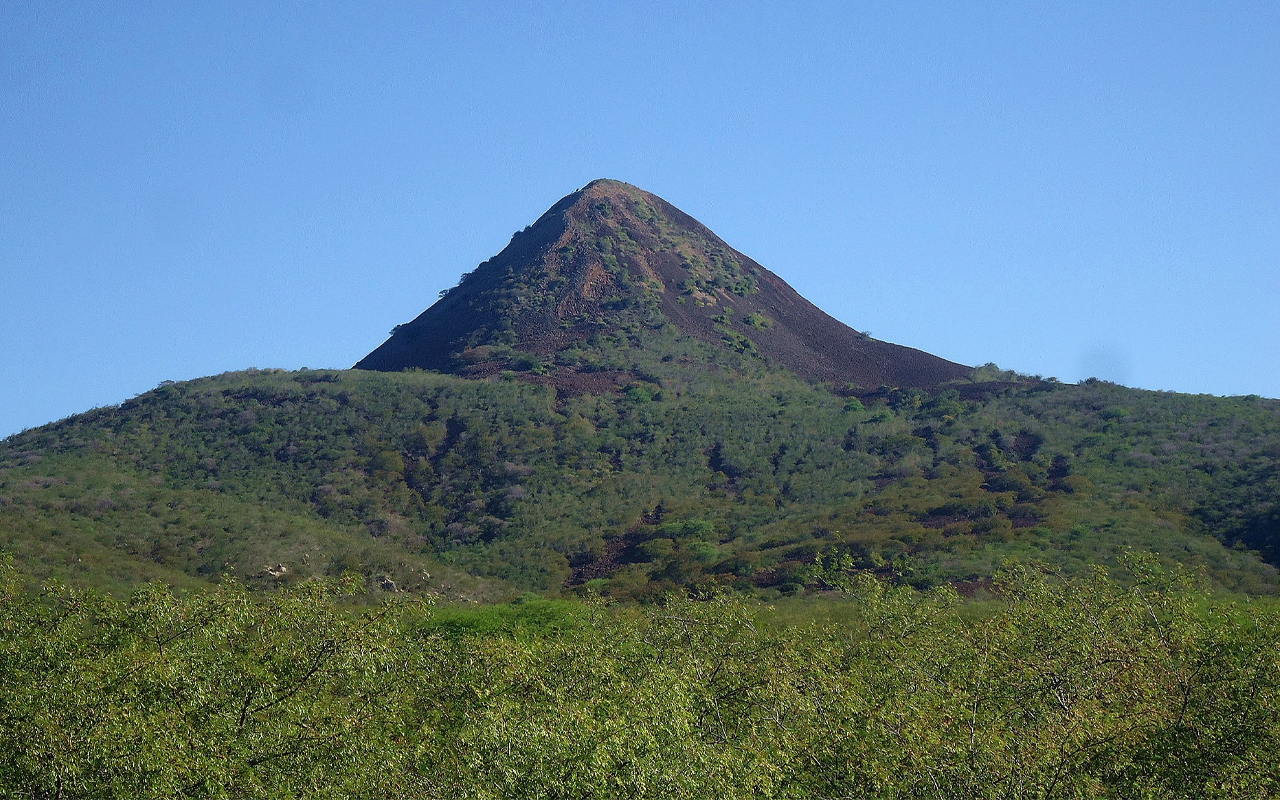 Vulcão com 590 metros de altura, escondido em cidadezinha do interior do brasil, intriga turistas e pesquisadores
