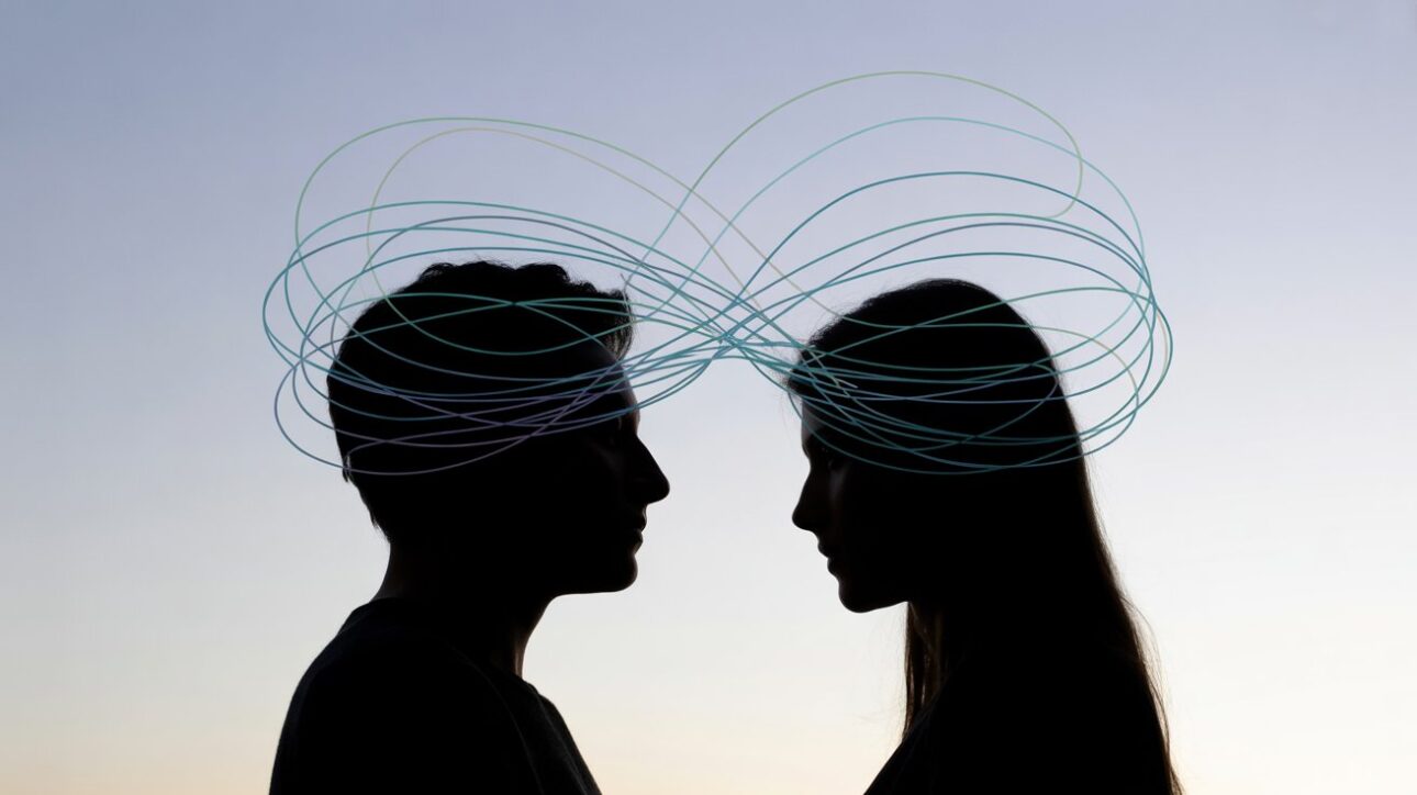 Representación visual de la empatía y de la inteligencia interpersonal, con dos siluetas conectadas por flujos de energía. (Imagen: reproducción/IA)