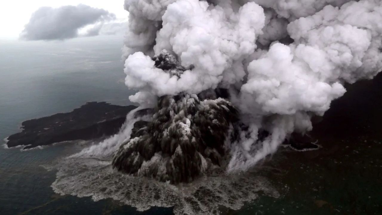 Símbolo de la fuerza de la naturaleza, el “Hijo de Krakatoa” recuerda que la historia puede repetirse.