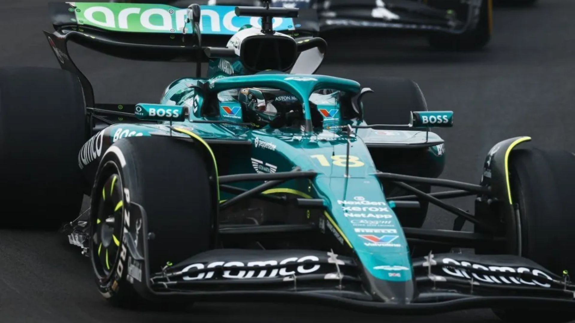 Carro de Fórmula 1 da Aston Martin em ambiente escuro, representando a crise da montadora