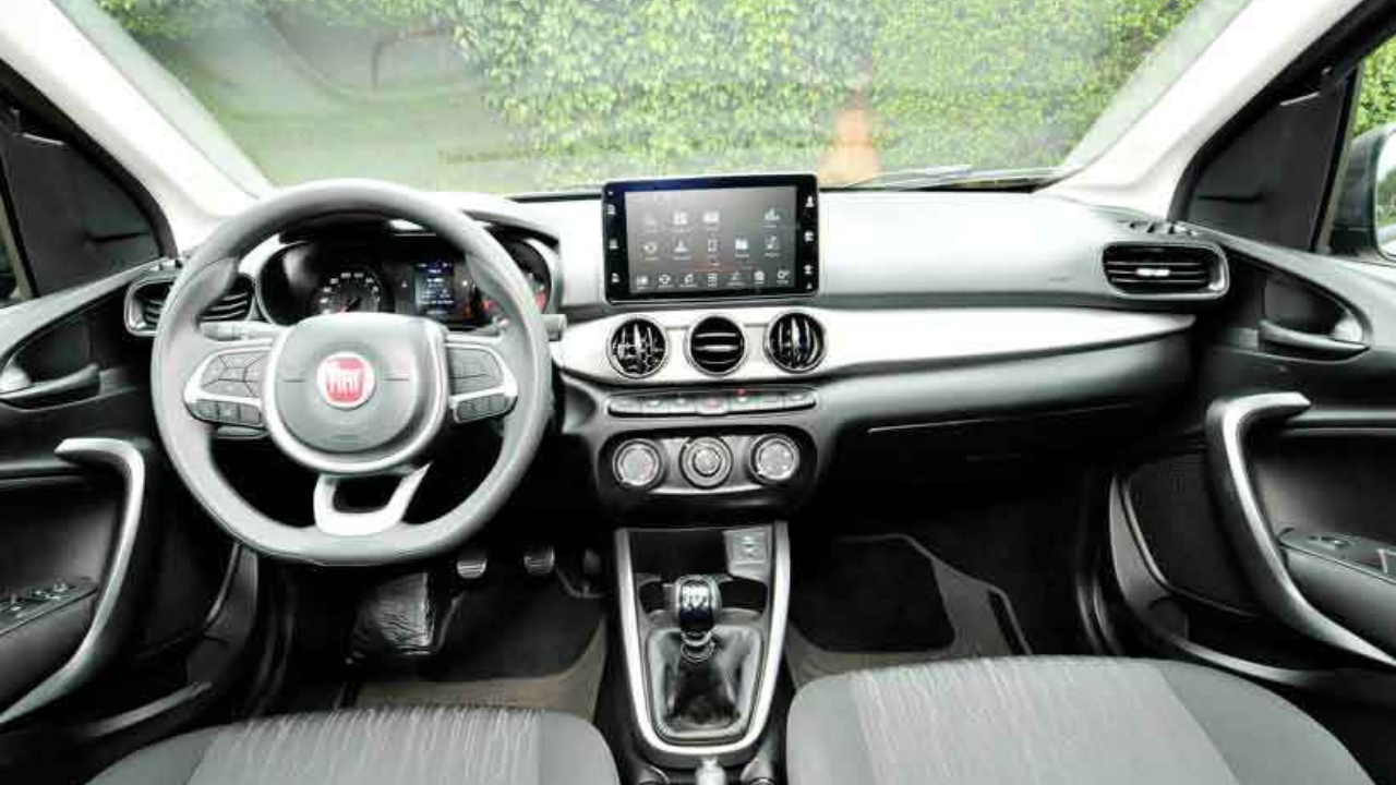 Confira uma lista exclusiva com cinco carros usados da Fiat que ainda se destacam no mercado brasileiro em 2025, incluindo hatch, sedã, SUV e picape, todos com preços de até R$ 120 mil. Fonte: Estado de Minas