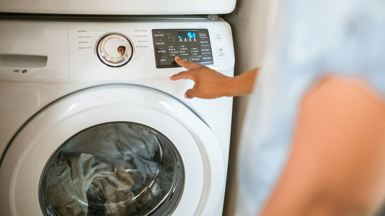 Saiba como limpar o filtro da máquina de lavar do jeito certo e mantenha suas roupas limpas e a lavadora funcionando bem.