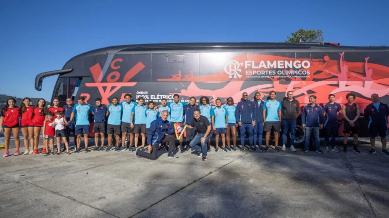 El equipo del Flamengo celebra innovación sostenible junto al nuevo autobús eléctrico de BYD, marcando el inicio de una nueva era en el transporte deportivo brasileño.