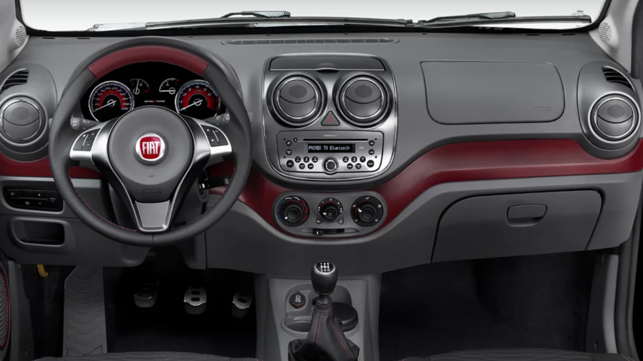 O Fiat Palio 2015 continua sendo destaque entre os carros usados, oferecendo bom desempenho, versões especiais e manutenção acessível. Confira todos os detalhes sobre este hatch que marcou época. Fonte: Mobiauto