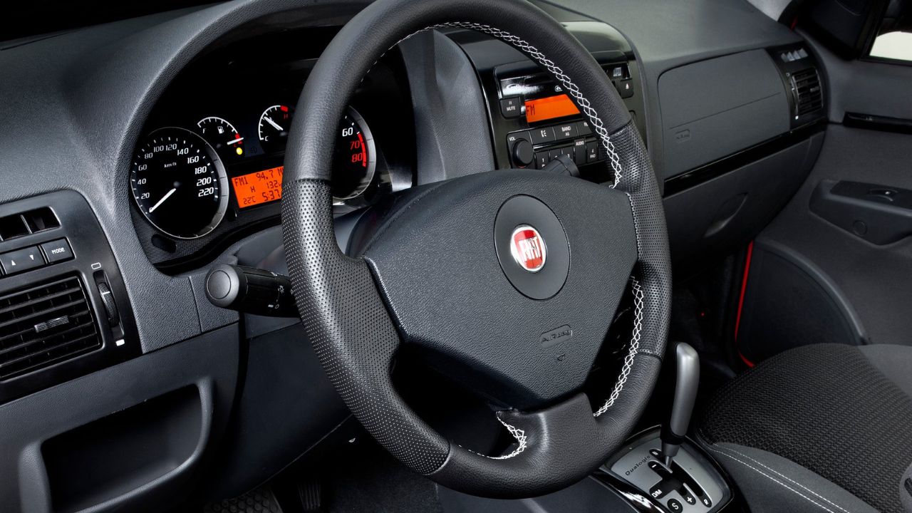 Fiat Siena 2010 é destaque entre carros usados pelo espaço, robustez e preço justo. Confira história, versões, preços e manutenção.