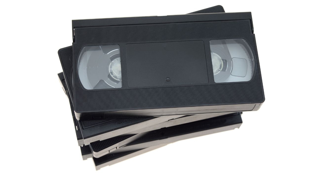 rebobinar era un ritual, y cada chisporroteo en la imagen formaba parte de la magia del cine en casa.