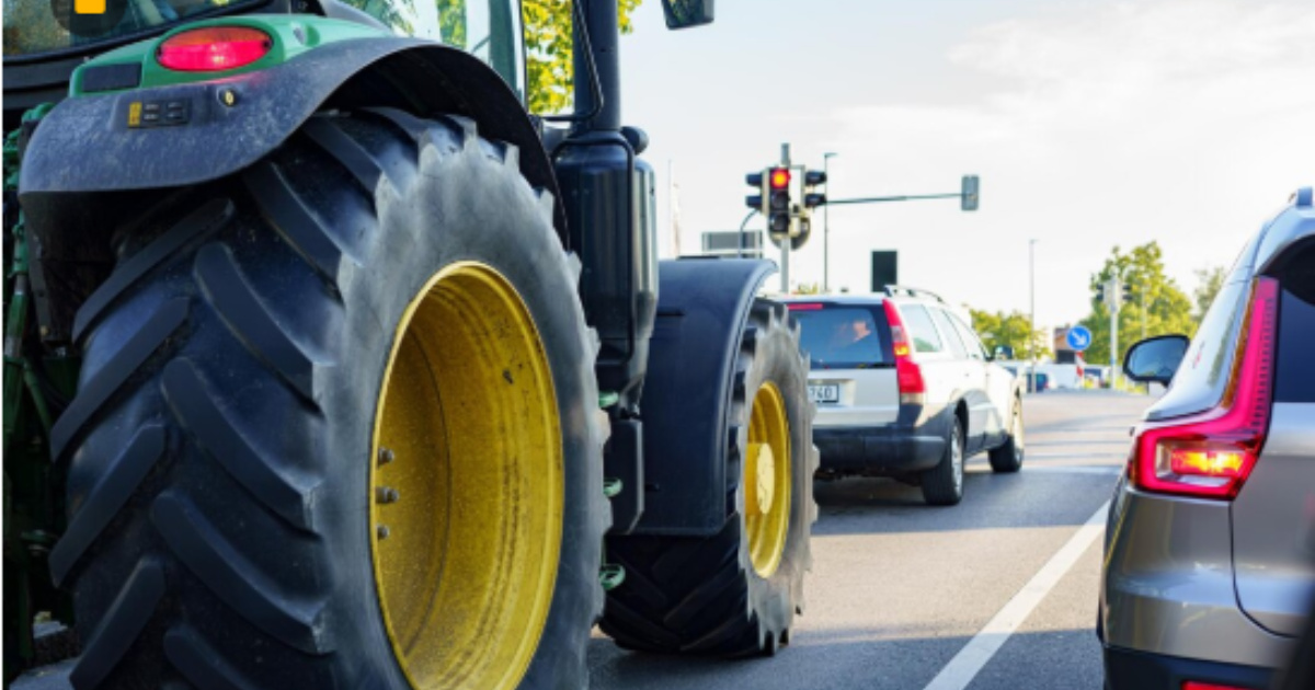 Santa Catarina aprueba ley para tractores en las carreteras. Placas y zonas rurales señalizadas amplían seguridad y garantizan derechos de los agricultores.(Foto: IA)