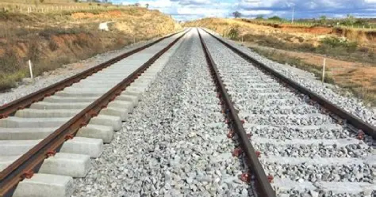 Brasil tiene mineral y siderurgia avanzada, pero importa trenes de alta precisión de China. Entiende las razones de esta dependencia. (Foto: atribunamt)