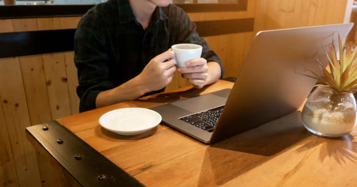 Jóvenes chinos pagan hasta R$ 35 por día para simular trabajo en oficinas con internet, café y salas, esquivando el desempleo.(Foto: Reprodução/br.freepik)