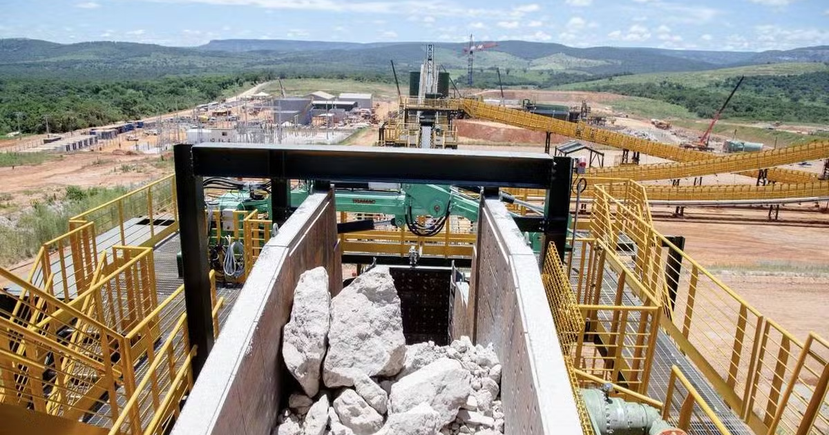 Minas Gerais invierte R$ 6,3 mil millones en litio, crea miles de empleos y alcanza producción récord para coches eléctricos y energía limpia.