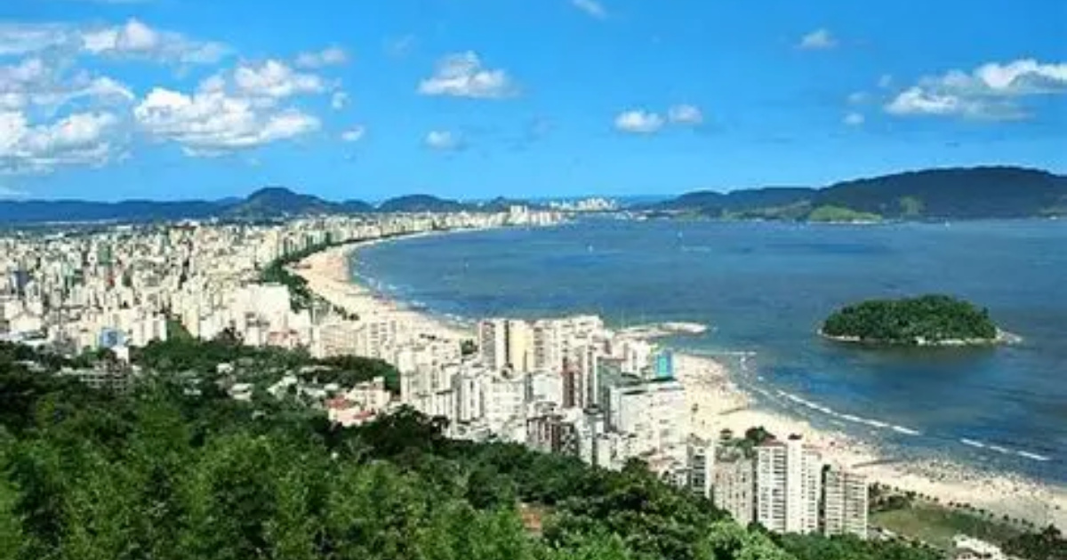 Descubre São Vicente, la ciudad más antigua de Brasil, con playas sorprendentes, el Puente Pêndulo y uno de los primeros museos de la esclavitud.