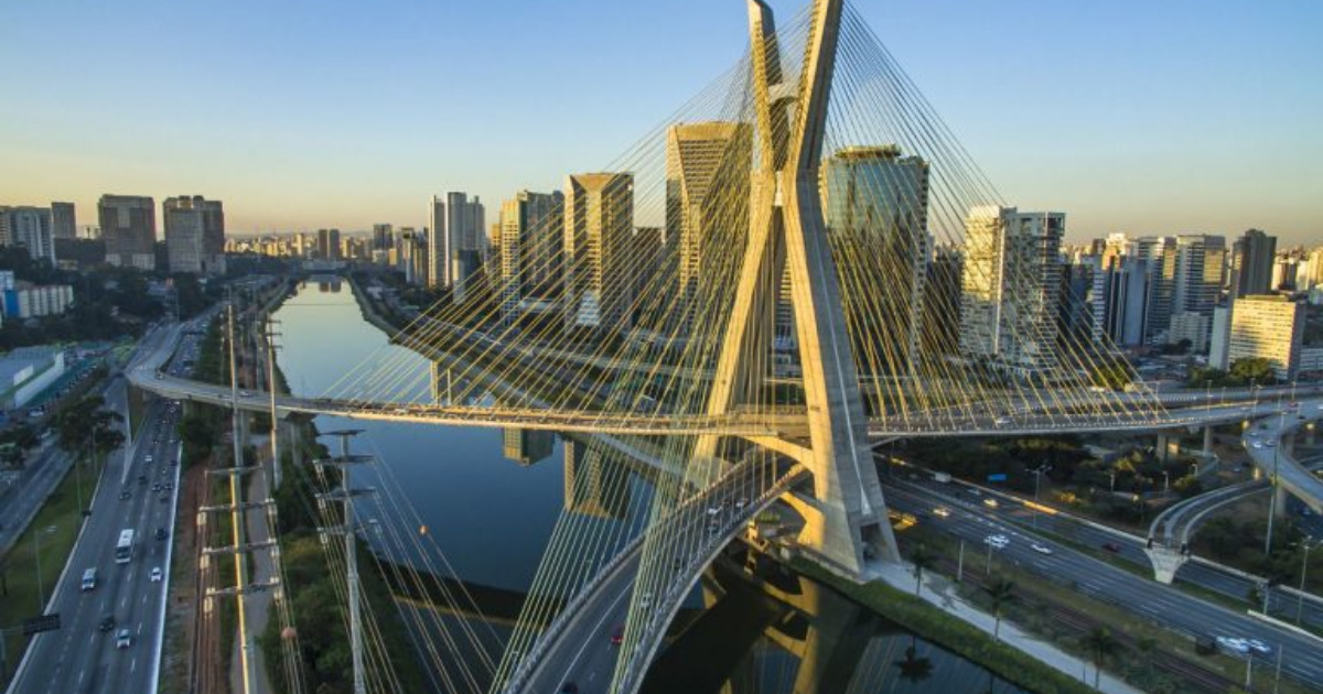 Avenida Sapopemba es reconocida como la mayor avenida de Brasil, con 42 km, integración de metro, autobuses y destacado en el Guinness Book.