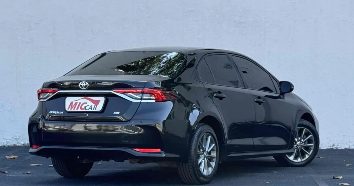 Toyota Corolla GLi 2.0 vuelve a ser ofrecido para PCD con bono y exenciones, precio de R$ 126,9 mil y lote restringido.