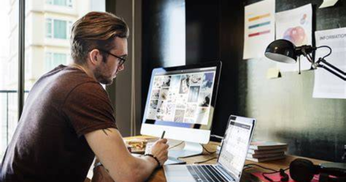 Conoce 4 profesiones de home office que pagan hasta R$ 4 mil sin exigir diploma: moderador de contenido, SDR, customer success y traductor.