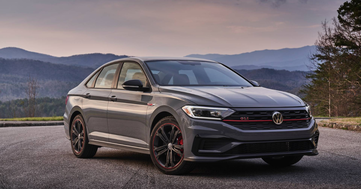 Volkswagen Jetta GLI 2025 llega a Brasil con motor 2.0 turbo de 230 cv, câmbio DSG y nuevo visual para rivalizar con Civic Si y Corolla. (Foto: Reprodução/autoevolution)