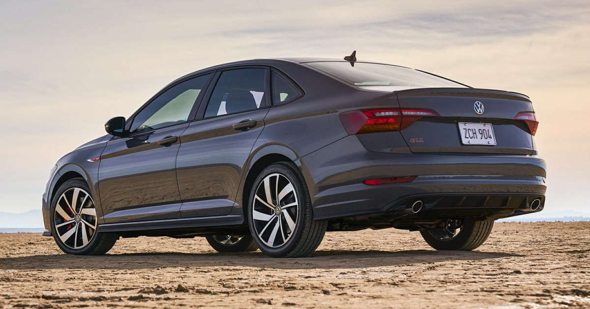 Volkswagen Jetta GLI 2025 llega a Brasil con motor 2.0 turbo de 230 cv, câmbio DSG y nuevo visual para rivalizar con Civic Si y Corolla. (Foto: Reprodução/carsdirect)