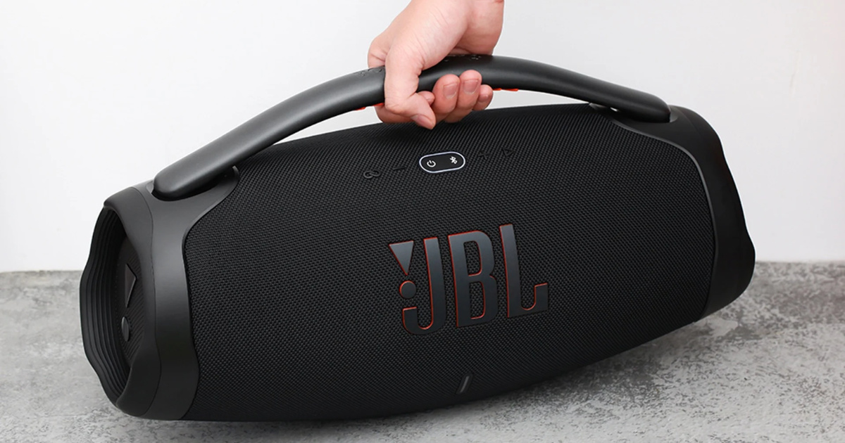 JBL Boombox 3 llega al menor precio en Magalu AliExpress con 180W RMS, 24h de batería, resistencia IP67 y diseño portátil.