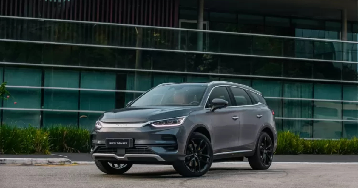 Los coches eléctricos y SUVs de lujo de 2022 y 2023 siguen estancados en 2025 en Brasil, con descuentos de hasta R$ 100 mil. (Foto: Divulgación)