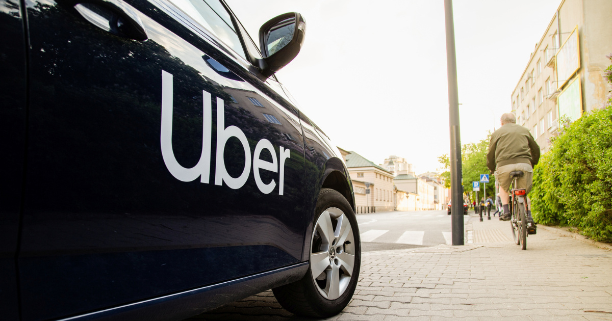 Conductor de Uber agrede a familia tras negarse a encender aire acondicionado en Praia Grande. Caso genera debate sobre reglas y seguridad en el transporte.