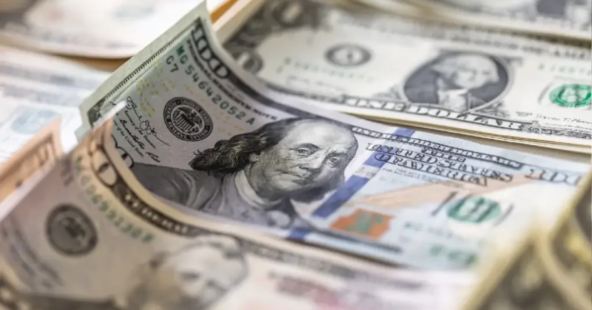 El dólar enfrenta la mayor caída en 50 años. Brics, oro y tarifas de Trump impulsan incertidumbres sobre la moneda americana.
