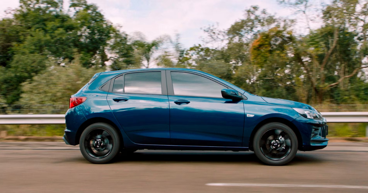 Edición especial Chevrolet Onix 100 años llega a Brasil con visual exclusivo, motor 1.0, autonomía de hasta 16,9 km/l y apenas 1.000 unidades. (Foto: Divulgação/Chevrolet)