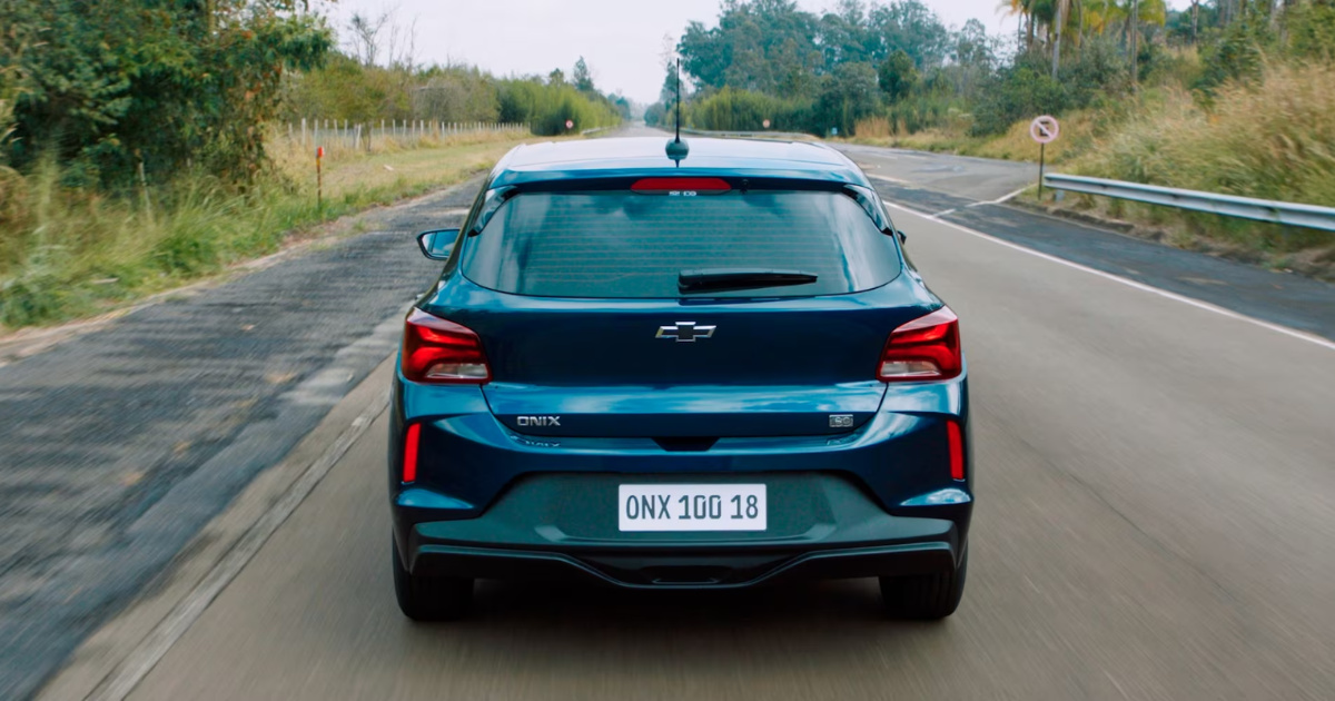 Edición especial Chevrolet Onix 100 años llega a Brasil con visual exclusivo, motor 1.0, autonomía de hasta 16,9 km/l y apenas 1.000 unidades. (Foto: Divulgação/Chevrolet)