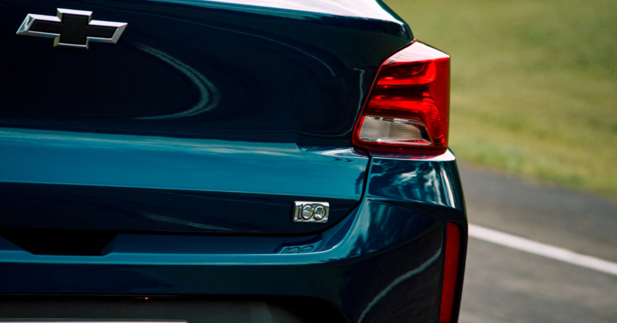 Edición especial Chevrolet Onix 100 años llega a Brasil con visual exclusivo, motor 1.0, autonomía de hasta 16,9 km/l y apenas 1.000 unidades. (Foto: Divulgação/Chevrolet)