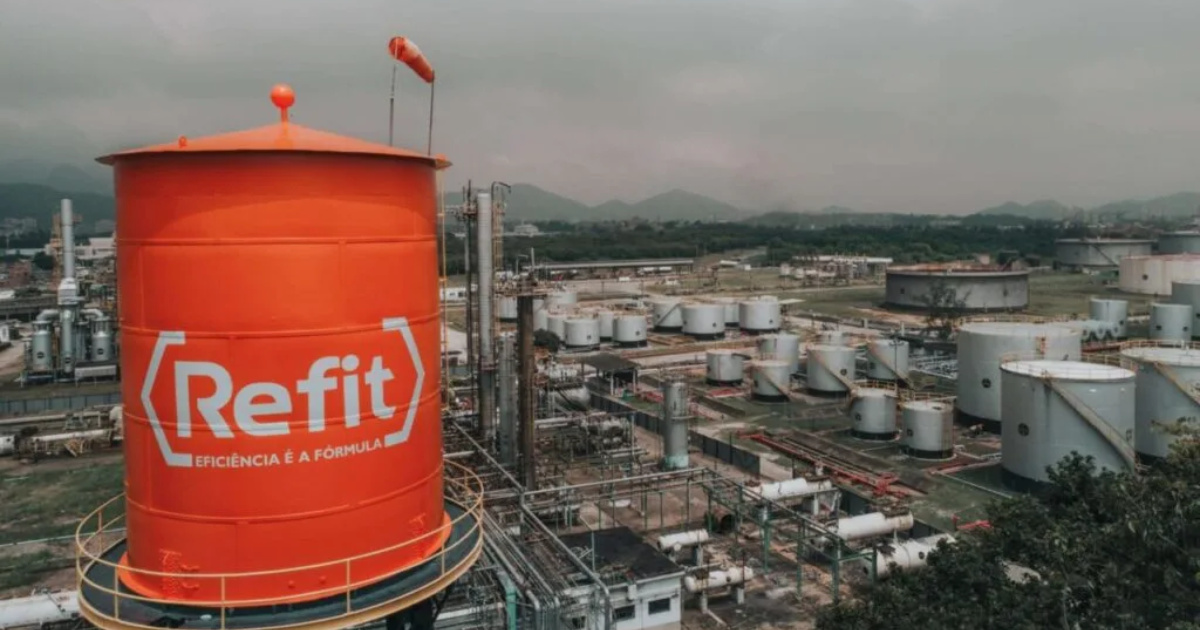 La gasolina de nafta gana espacio en Brasil y desafía a grandes distribuidoras y Petrobras con precios competitivos y ventajas fiscales. Descubre más. (Foto: Divulgación/Refit)