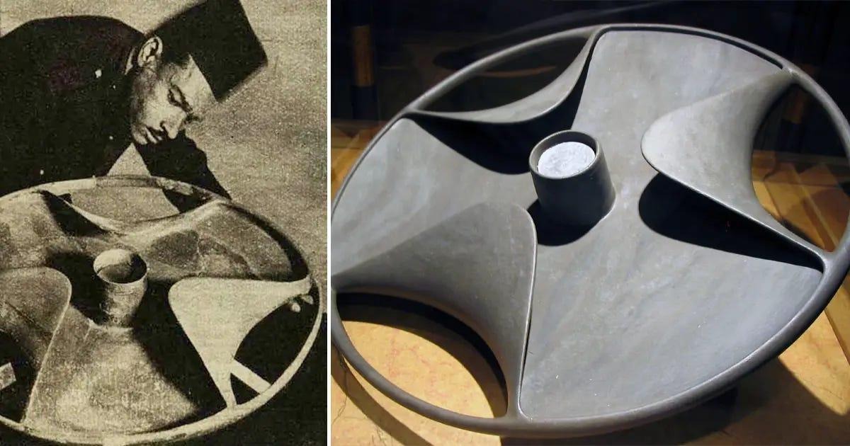 Artefato de 5.000 anos, encontrado na tumba de um oficial egípcio, intriga especialistas pelo formato e possível função no Egito Antigo.