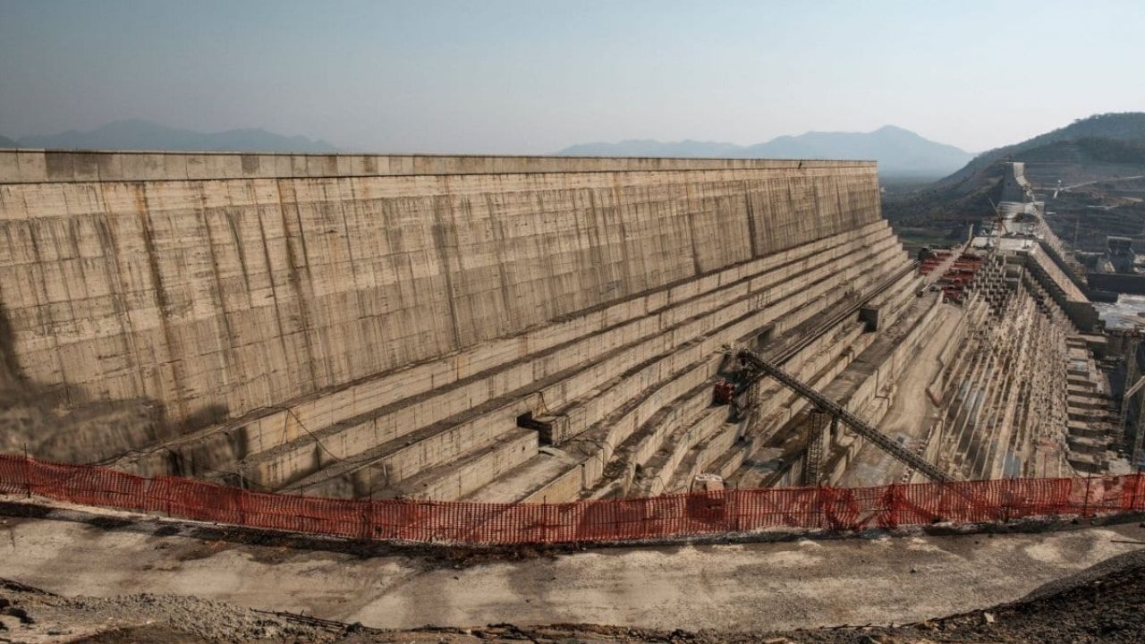 A Grande Barragem da Renascença Etíope, maior hidrelétrica da África, intensifica crise com o Egito pelo uso do Nilo Azul. Entenda o impacto ambiental, político e energético da obra.