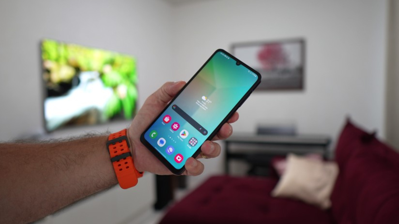 Celulares baratos da Samsung conquistam consumidores em 2025 com bateria de longa duração, câmeras de até 50 MP e preços a partir de R$ 599. Veja os modelos disponíveis. Fonte: TudoCelular