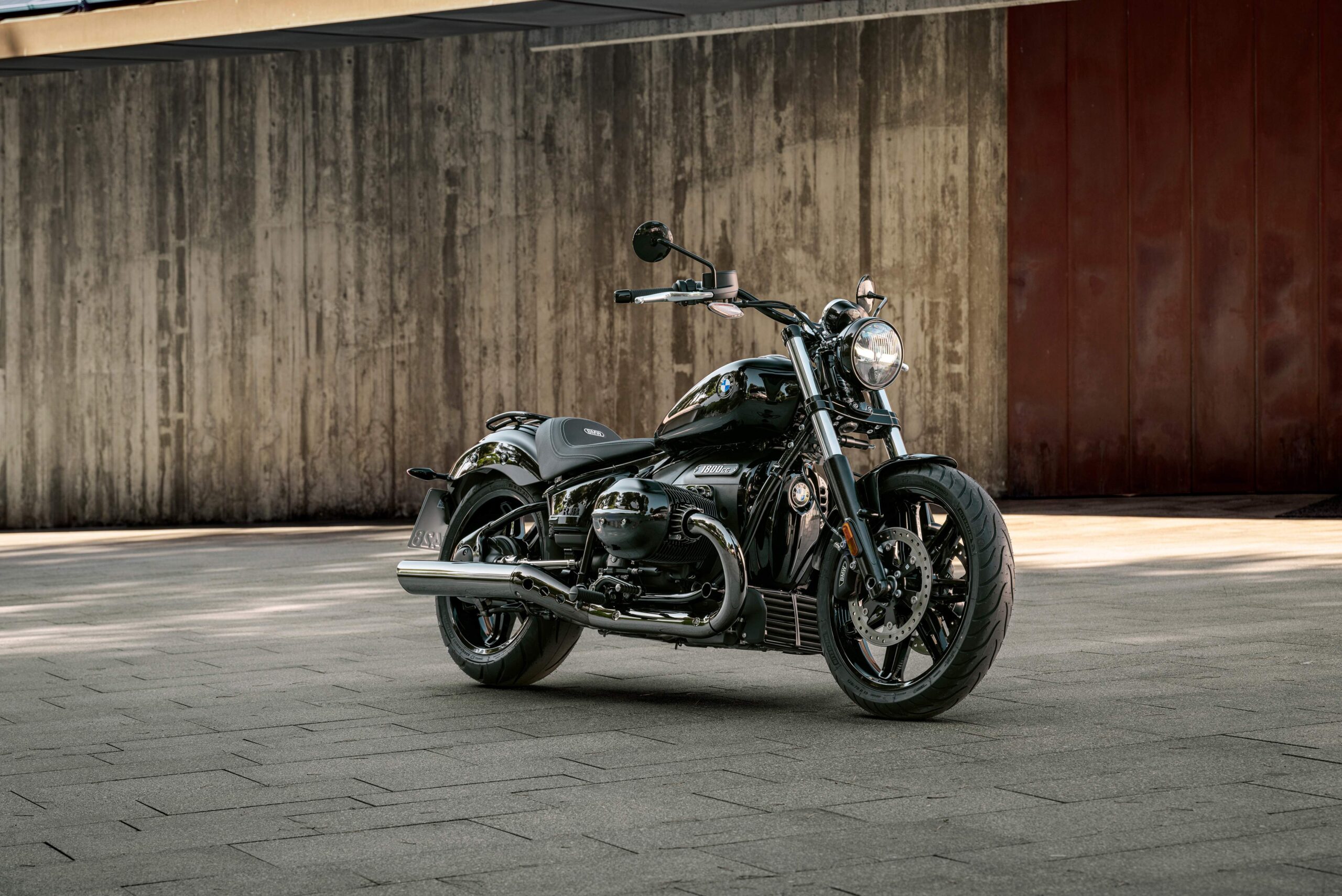 Saiba mais da BMW Motorrad R 18 2025! Combina design clássico e um motor poderoso. Uma moto onde estilo e função se encontram em perfeita harmonia.