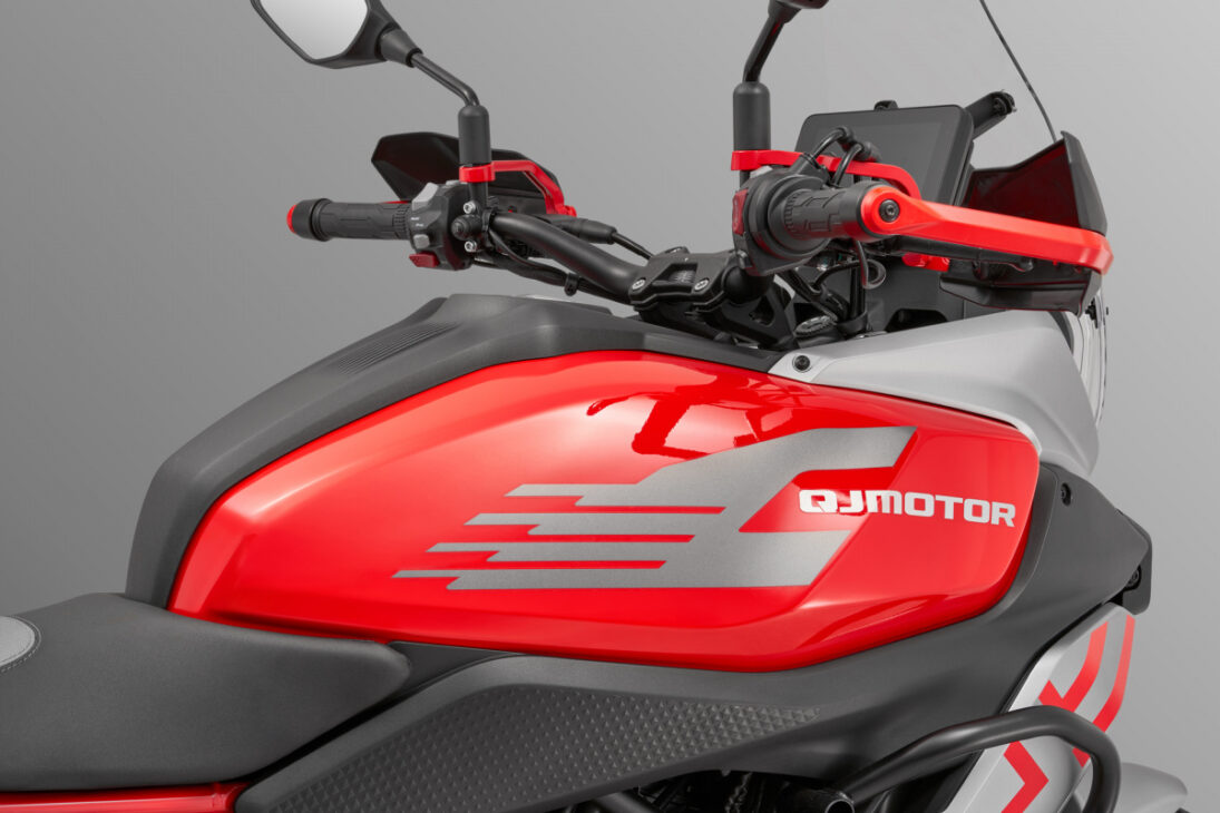 Moto da Qjmotor faz mais de 24 km com um litro, alcança até 500 km de autonomia e ainda tem painel TFT LCD e 554cc; conheça a Qjmotor SRT 600x