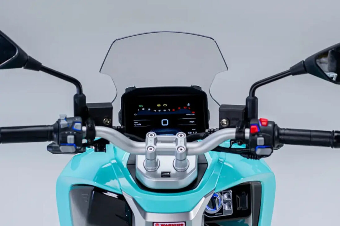 Descubre el precio y detalles de la Shineray Urban 150: scooter moderna con motor 150 cc, ABS en las dos ruedas, panel digital, conectividad y gran relación calidad-precio.