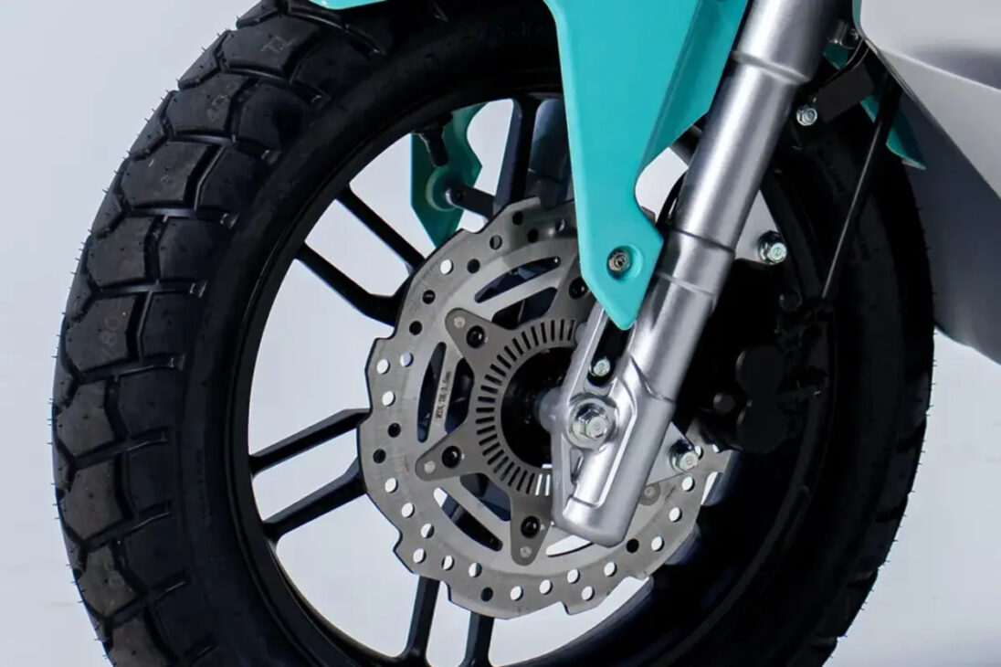 Descubre el precio y detalles de la Shineray Urban 150: scooter moderna con motor 150 cc, ABS en las dos ruedas, panel digital, conectividad y gran relación calidad-precio.