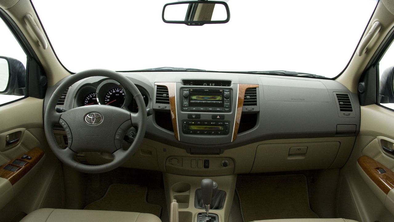 Presenta líneas sofisticadas, instrumentos claros y una central multimedia intuitiva, uniendo elegancia y tecnología en cada kilómetro.