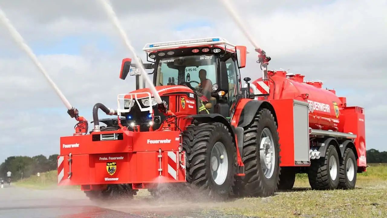 Conheça o trator John Deere Série 6R que está revolucionando o combate a incêndios na Alemanha. Potência, tecnologia e inovação em ação.