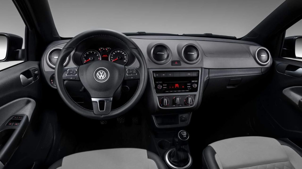 O Volkswagen Voyage 2015 é destaque no mercado de carros usados por seu desempenho, espaço e manutenção acessível. Saiba mais aqui!