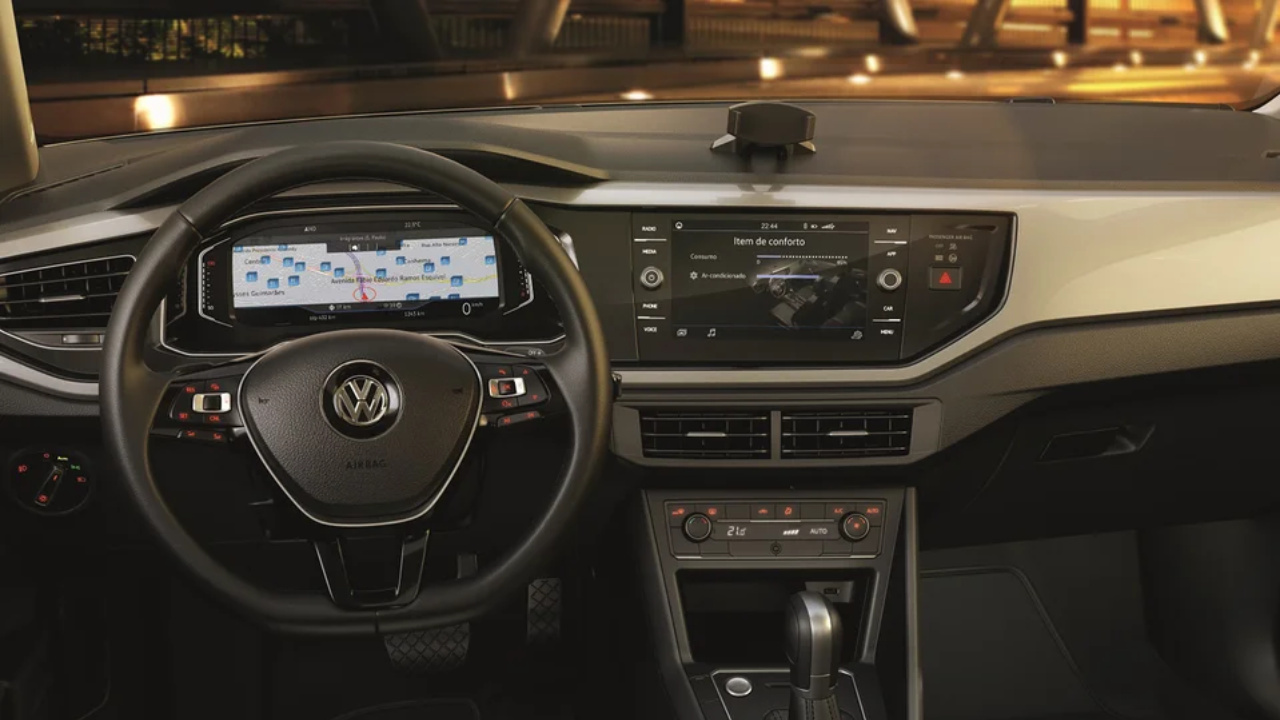 O VW Polo 1.0 MPI 2020 combina bom pacote de equipamentos e consumo eficiente, mas tem acabamento simples e desempenho limitado. Veja se vale a pena investir nesse modelo. Fonte: Mobiauto